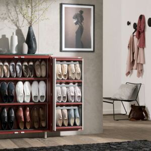 Der Schuhschrank 116 x 90 cm in Burgundrot bietet Platz für bis zu 28 Paar Schuhe